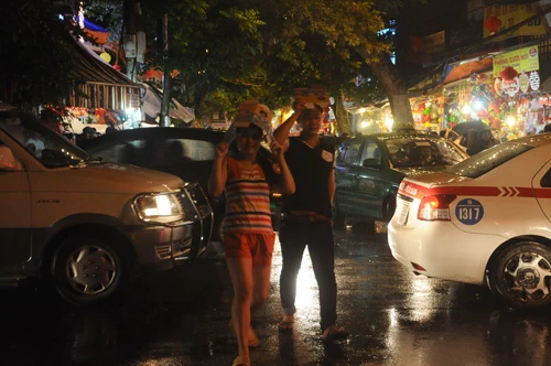 Những người bán hàng rong tranh thủ đi bán hàng trong dịp trung thu