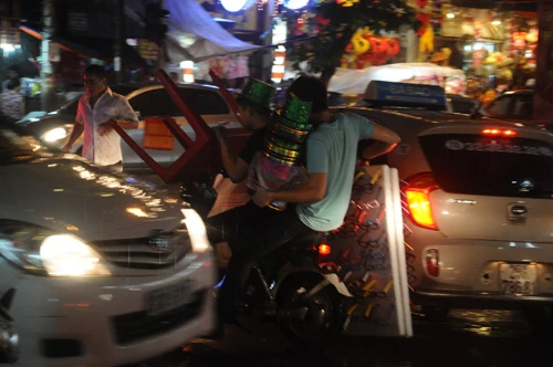 Nhiều cửa hàng bán đồ trung thu cũng phải dọn về sớm vì trời mưa