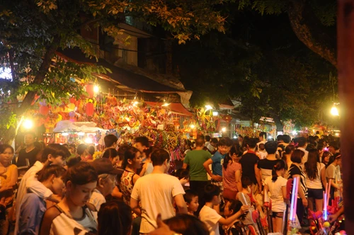 Tối 1/9, chợ trung thu Hàng Mã đông kín người đến mua sắm và <a href='https://plo.vn/thu-gian/' title='giải trí'>giải trí</a>
