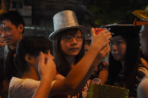 Ngoài mua sắm, nhiều người tranh thủ chụp hình lưu niệm