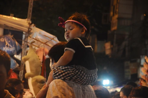 &nbsp;Trẻ nhỏ được người lớn cõng lên vai vì đường quá đông