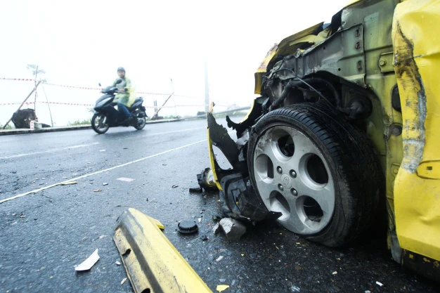 Phần đầu phía trái của xe ô tô 4 chỗ bị bóp méo sau khi va chạm với xe khách - Ảnh: Nguyễn Khánh