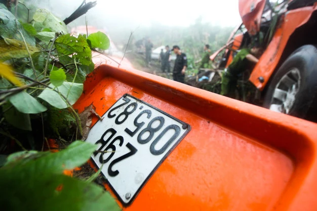 Biển số xe của chiếc xe vỡ tung bắn ra một góc xa - Ảnh: Nguyễn Khánh