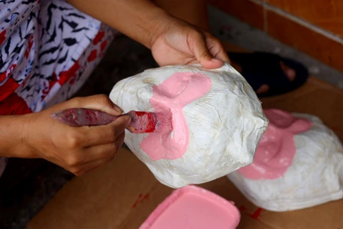 Vợ ông Hòa luôn là người đồng hành cùng ông trong mọi công đoạn sản xuất mặt nạ giấy