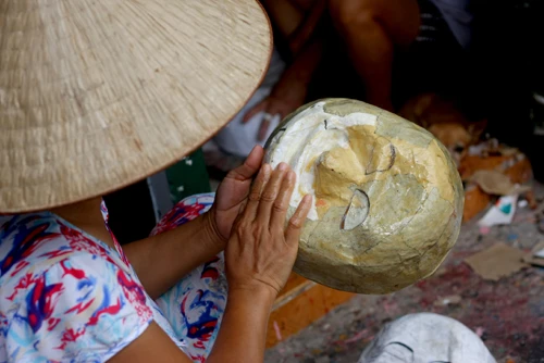 Vợ ông Hòa luôn là người đồng hành cùng ông trong mọi công đoạn sản xuất mặt nạ giấy