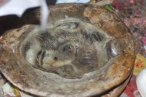 Vợ ông Hòa luôn là người đồng hành cùng ông trong mọi công đoạn sản xuất mặt nạ giấy