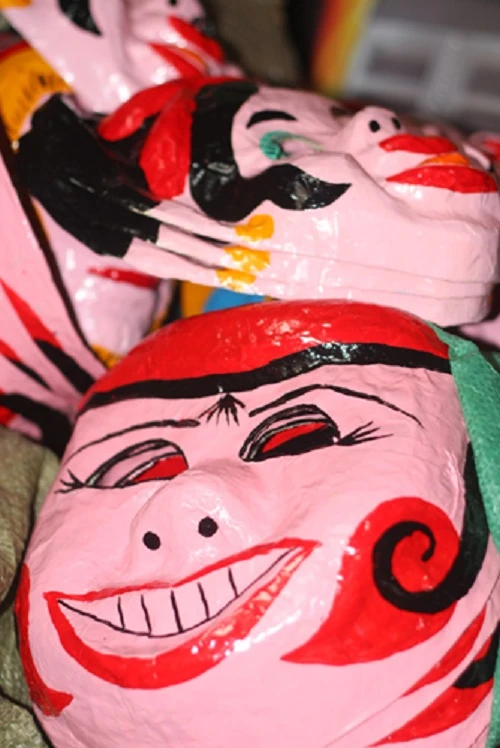 Mặt nạ Chí Phèo, Thị Nở là đặc sản nổi tiếng của hai vợ chồng ông Hòa