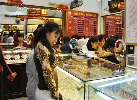 Giá vàng lại giảm mạnh.