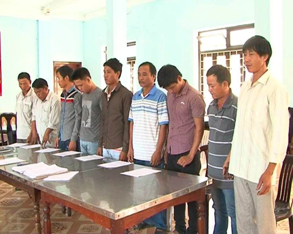 Xử phạt 10 “cò” dẫn xe qua trạm cân ảnh 1