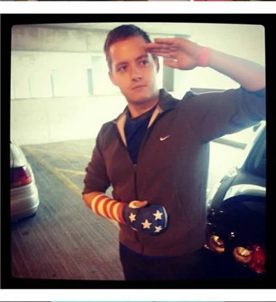 Nghệ thuật trên những cánh tay gãy ảnh 9