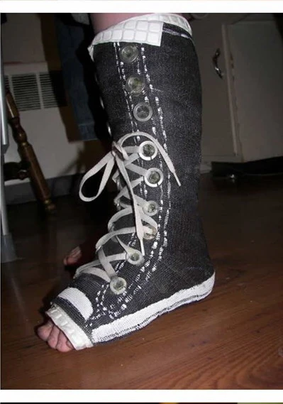 Nghệ thuật trên những cánh tay gãy ảnh 24