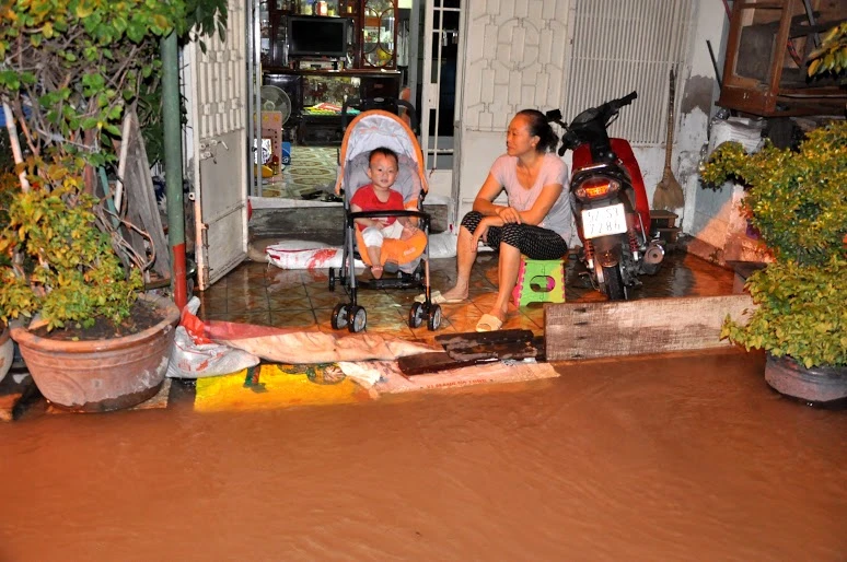 Chùm ảnh: Dân Sài Gòn bì bõm trong nước ngập ảnh 2