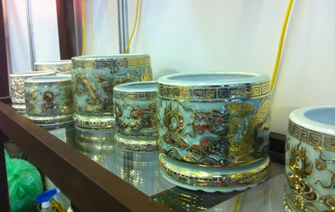 Dân giàu Hà Nội phát sốt đồ gốm vẽ vàng