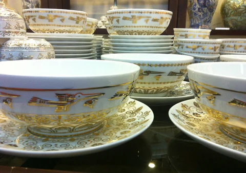 Dân giàu Hà Nội phát sốt đồ gốm vẽ vàng