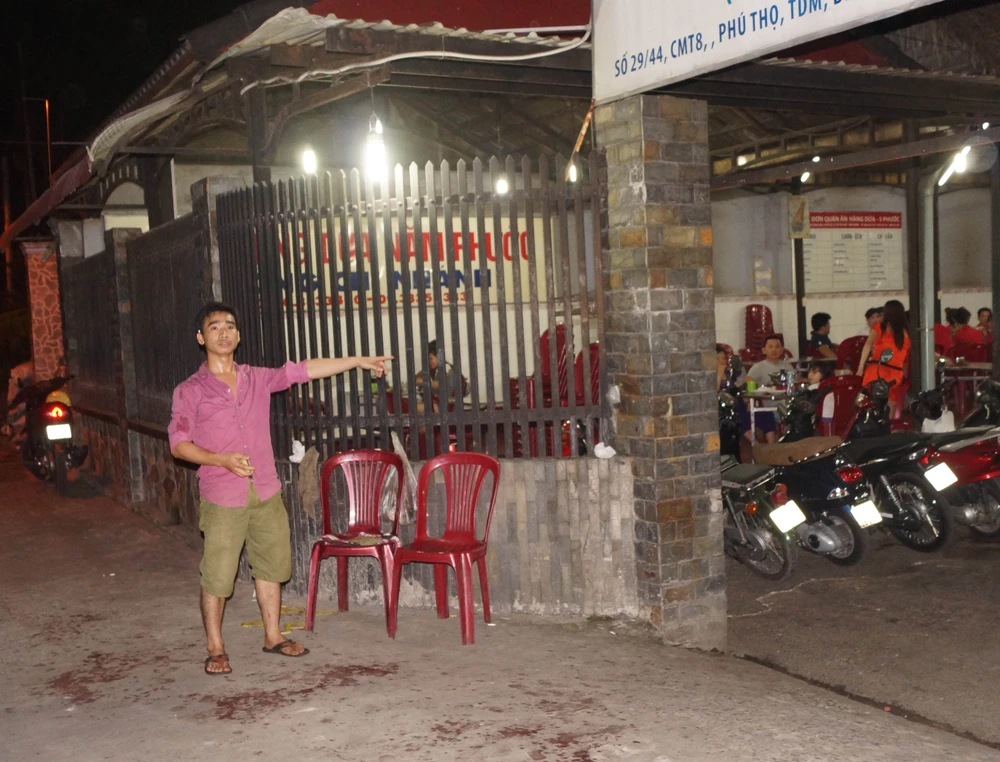 Côn đồ truy sát, chém gần đứt lìa 2 cánh tay một nhân viên quán nhậu ảnh 1