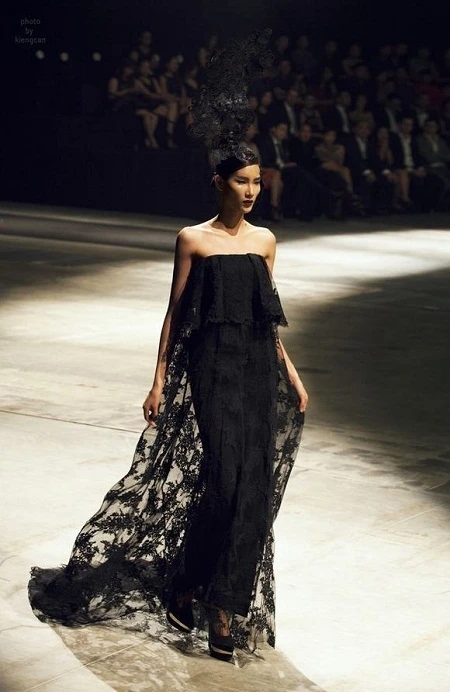 Hoàng Thùy của những ngày đầu tiên lên sóng truyền hình, trông cô vẫn rất quê mùa.