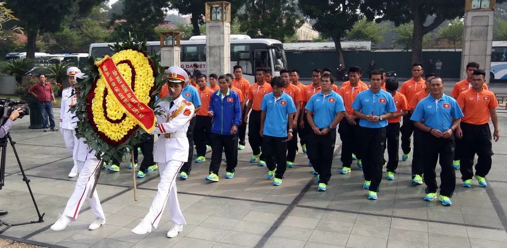 Tuyển Việt Nam thăm nhà Tướng Giáp ảnh 3