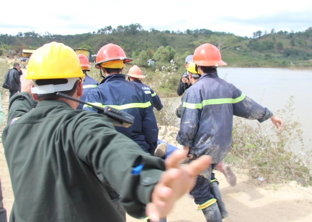 Chùm ảnh diễn tập cấp cứu nạn nhân vụ sập hầm Đạ Dâng ảnh 17