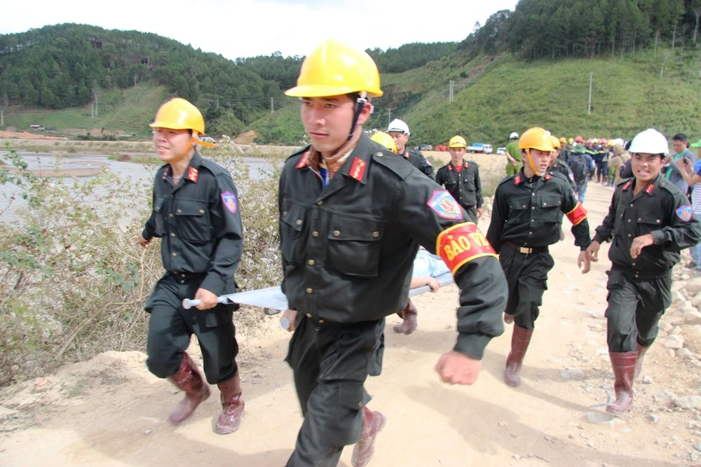 Chùm ảnh diễn tập cấp cứu nạn nhân vụ sập hầm Đạ Dâng ảnh 18