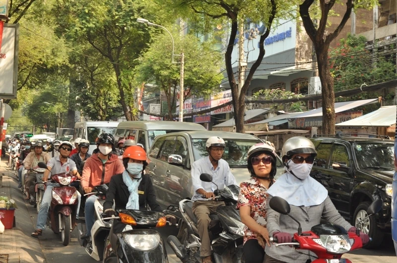 Hố tử thần xuất hiện, ô tô kẹt cứng, xe máy leo lề ảnh 5