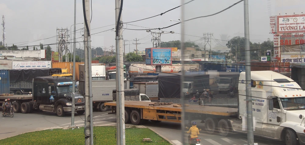 Vòng xoay An Phú thường kẹt xe hàng giờ vì thiếu CSGT và đèn tín hiệu ảnh 1