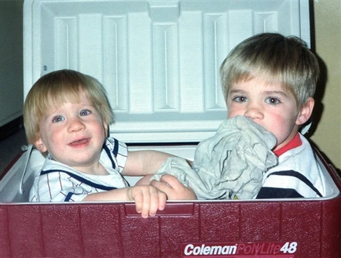 Ngộ nghĩnh với chùm ảnh ngày ấy - bây giờ của 3 anh em ảnh 14