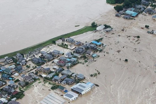 Những hình ảnh kinh hoàng về trận đại hồng thủy tại Nhật ảnh 2