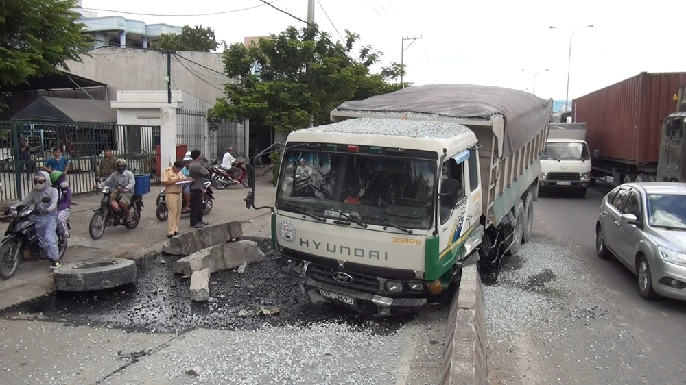 Xe ben lao vào dải phân cách, hai cha con thoát chết trong gang tấc ảnh 1
