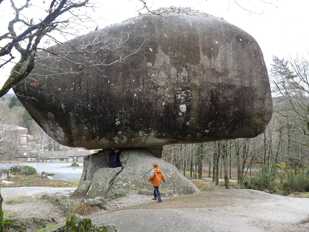 Những tảng đá chênh vênh nổi tiếng thế giới ảnh 2