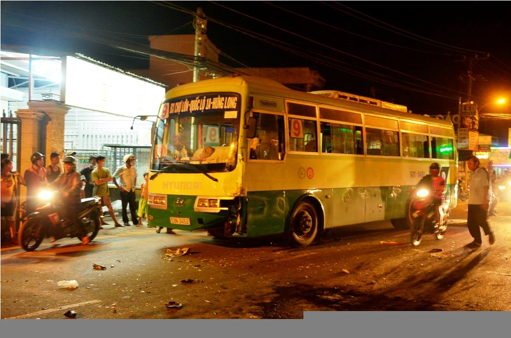 Hai ngày, hai vụ tai nạn xe buýt, người chết, người hoảng loạn ảnh 2