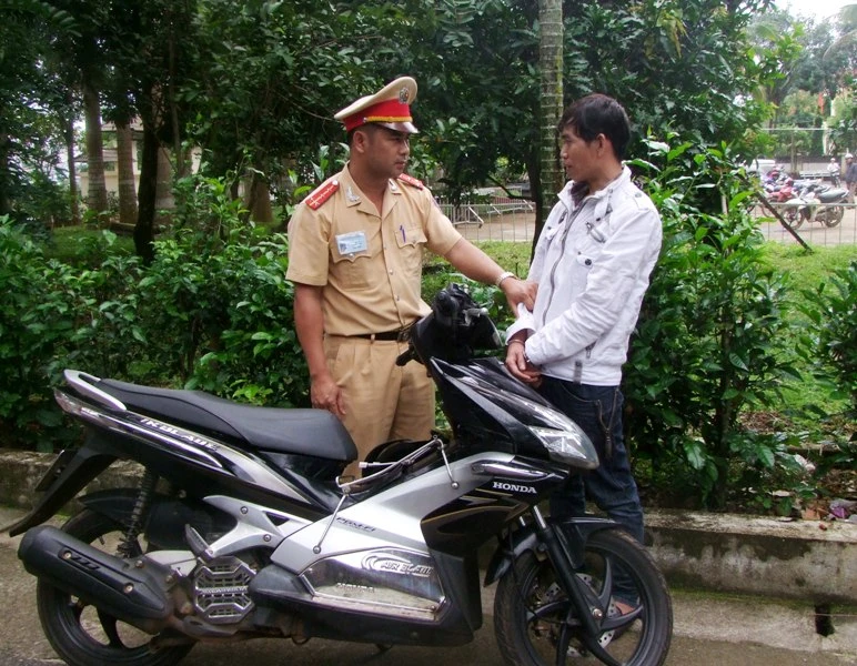 Chạy quá tốc độ, 'lòi' xe trộm cắp ảnh 1