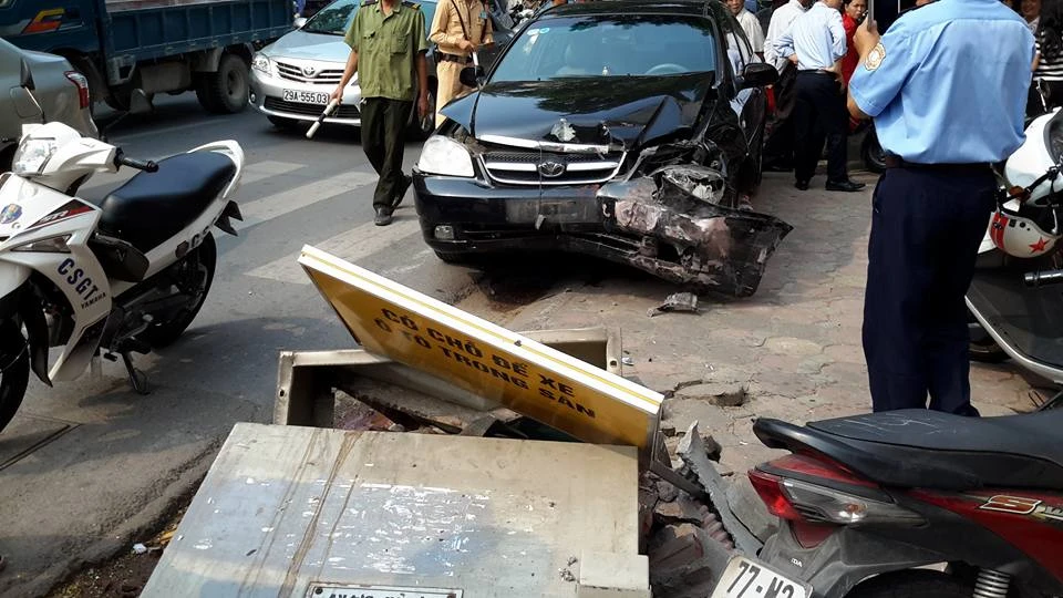 Xe 'điên' tông hàng loạt xe máy trên vỉa hè ảnh 1