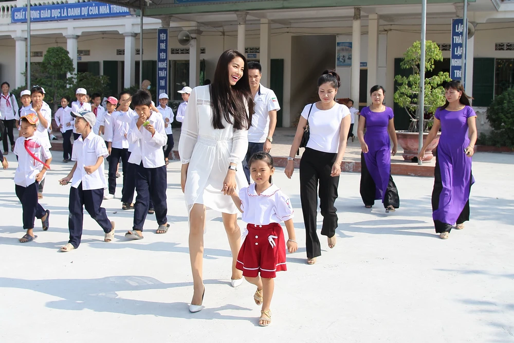 Hoa hậu Phạm Hương rơi nước mắt khi thăm lại trường cũ ảnh 2