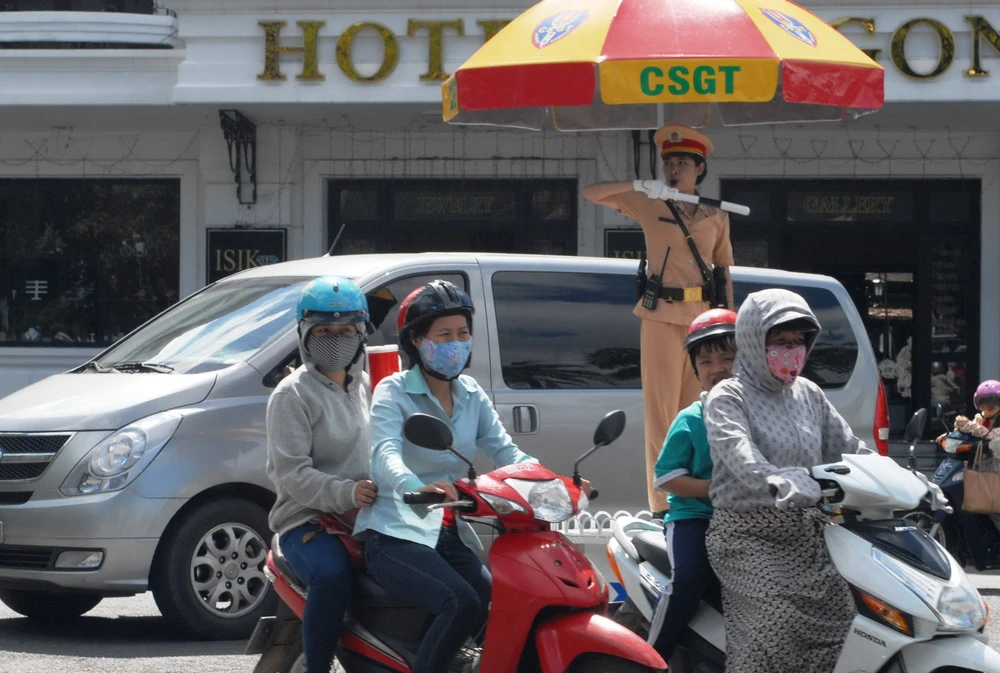 Nữ CSGT Huế: Ngày đầu ra đường làm nhiệm vụ ảnh 6