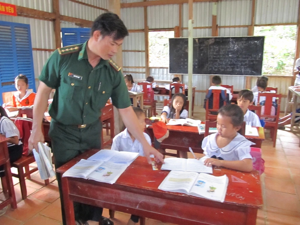 Thăm và chúc tết các chiến sĩ tại cụm đảo Hòn Chuối ảnh 1