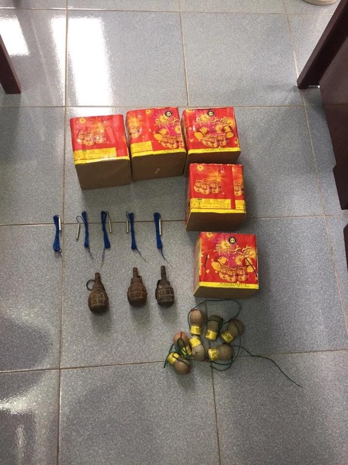 Phát hiện người dân trữ lựu đạn, pháo và kíp nổ mìn ảnh 1