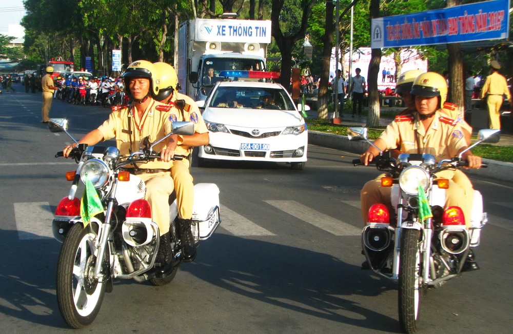 Công an TP Cần Thơ ra quân thực hiện năm ATGT 2016 ảnh 1