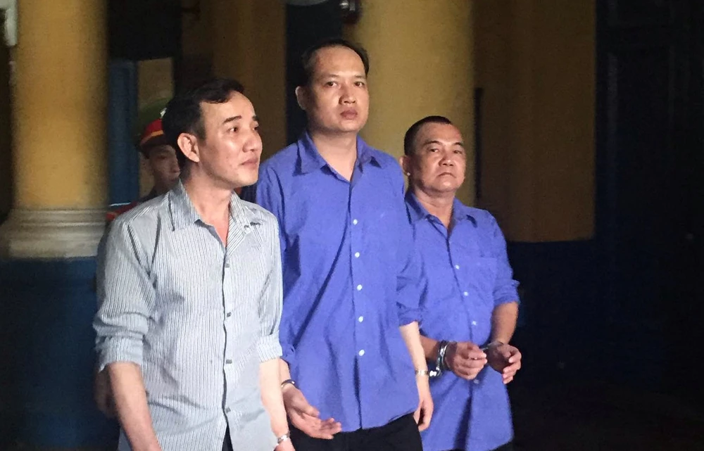 Cán bộ hải quan để lọt 10 container hàng lậu ảnh 1