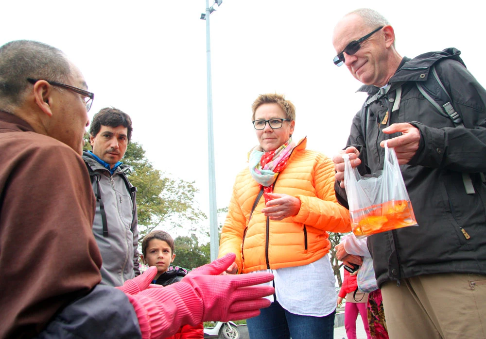 Người dân Hà Nội nhộn nhịp đưa ông Táo về trời ảnh 2