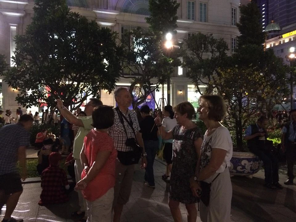 Hàng ngàn người đổ về phố đi bộ đón giao thừa ảnh 11 Hàng ngàn người đổ về phố đi bộ đón giao thừa ảnh 11