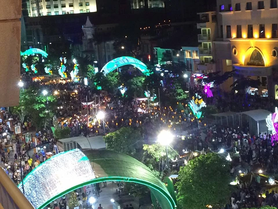 Hàng ngàn người đổ về phố đi bộ đón giao thừa ảnh 7 Hàng ngàn người đổ về phố đi bộ đón giao thừa ảnh 7