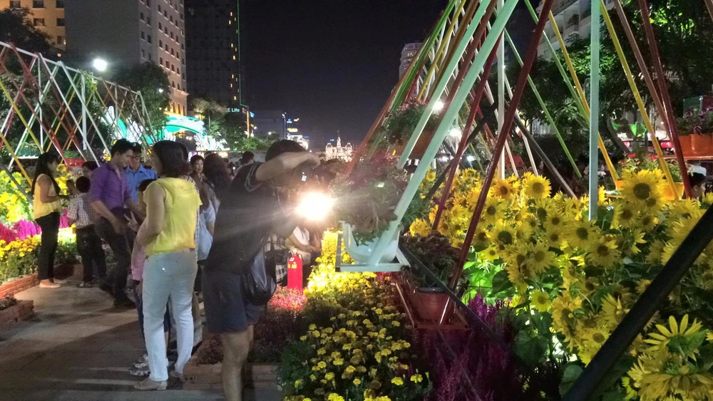 Hàng ngàn người đổ về phố đi bộ đón giao thừa ảnh 10 Hàng ngàn người đổ về phố đi bộ đón giao thừa ảnh 10