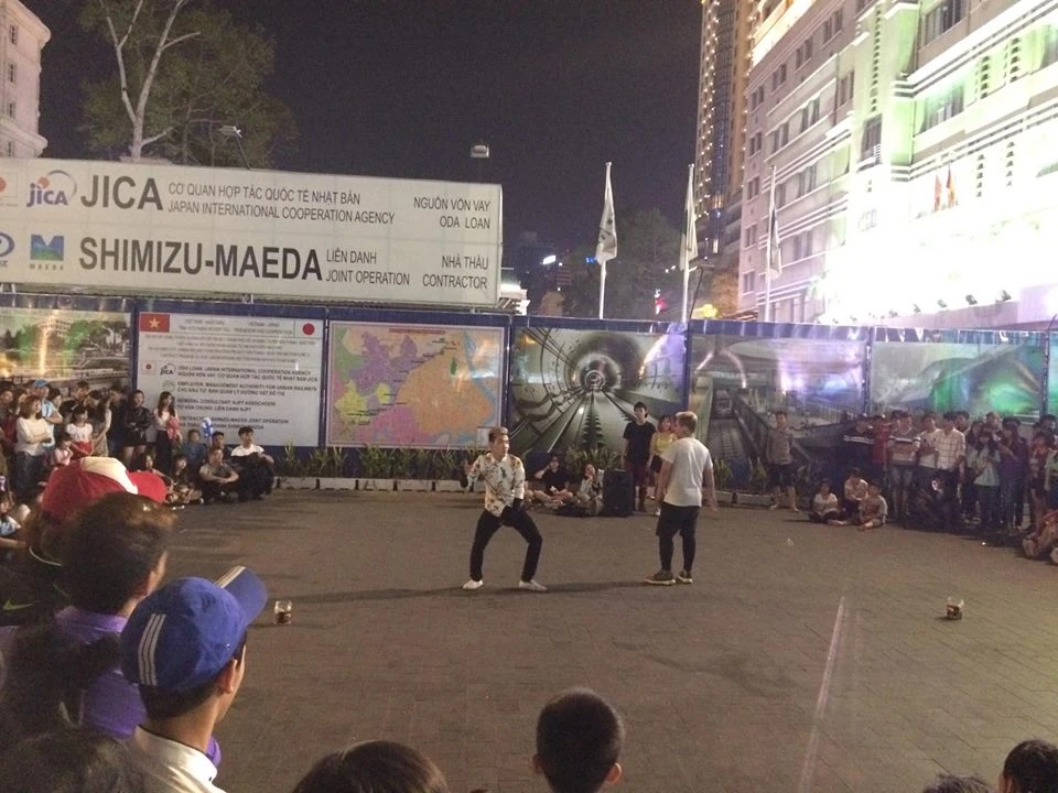 Hàng ngàn người đổ về phố đi bộ đón giao thừa ảnh 8 Hàng ngàn người đổ về phố đi bộ đón giao thừa ảnh 8