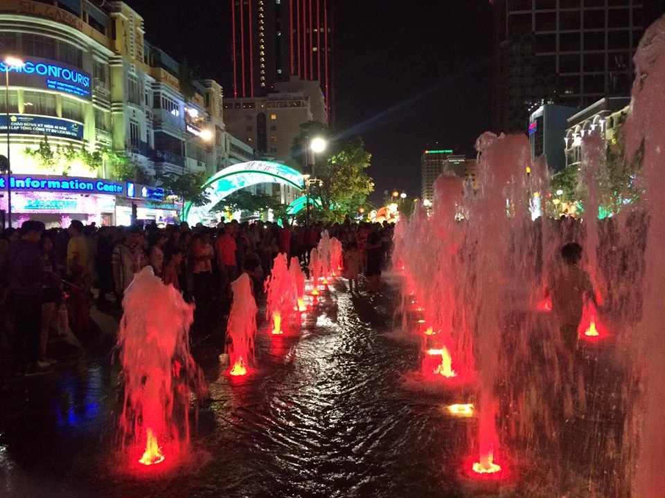 Người dân thành phố 'lội nước' đón giao thừa ảnh 8