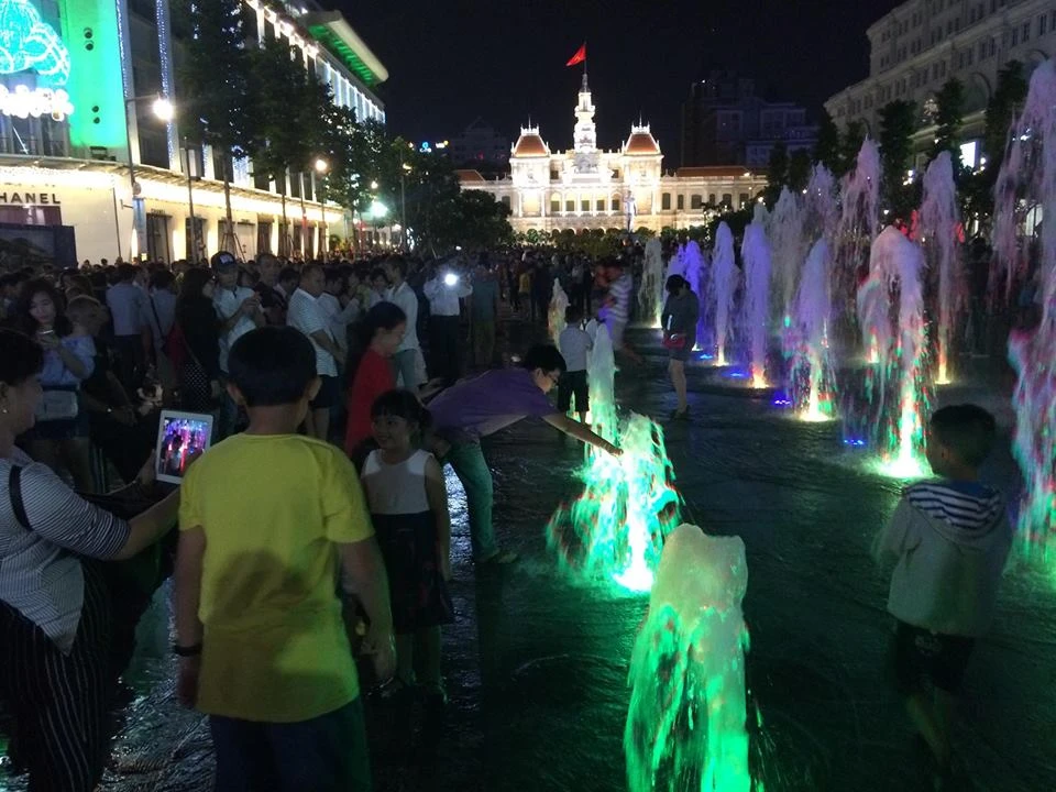 Người dân thành phố 'lội nước' đón giao thừa ảnh 9