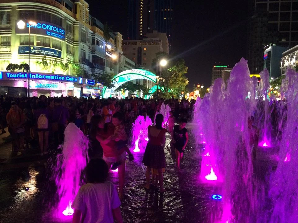 Người dân thành phố 'lội nước' đón giao thừa ảnh 12