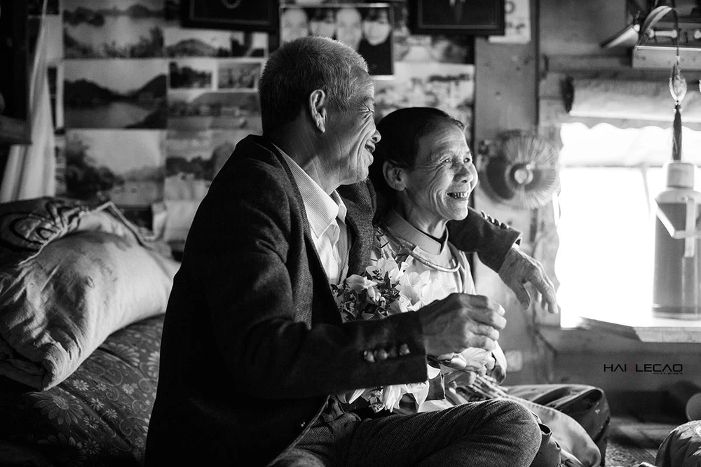 Bộ ảnh cưới của cặp vợ chồng già vớt xác ở sông Hồng ảnh 5 Bộ ảnh cưới của cặp vợ chồng già vớt xác ở sông Hồng ảnh 5