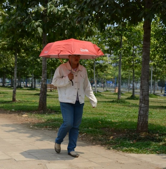 Người Sài Gòn đối mặt với cái nóng như lửa đốt ảnh 2