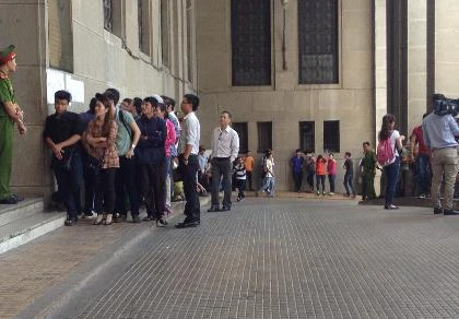 Nhiều người không mua được tiền lưu niệm ảnh 1