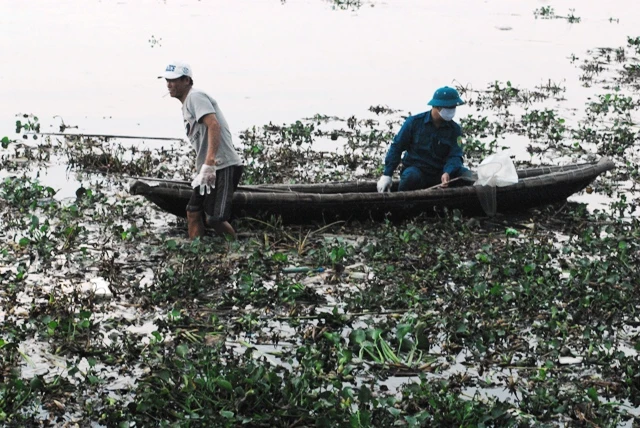 Chùm ảnh: Dân quân thu gom cá biển chết dạt vào bờ ảnh 2